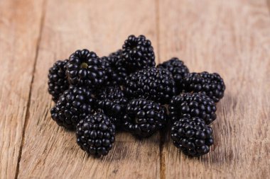 ahşap bir masa üzerinde BlackBerry