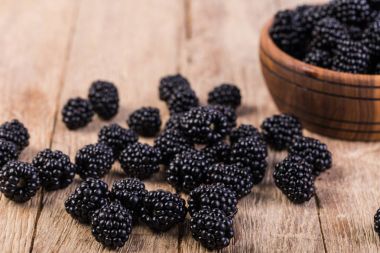 ahşap bir masa üzerinde BlackBerry