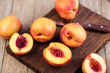 Nektarin meyve bir ahşap