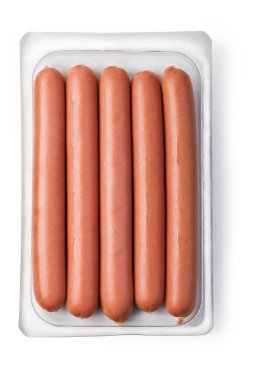 Beyaz arka planda çiğ sosisler