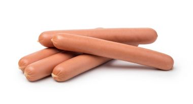 Beyaz arka planda çiğ sosisler