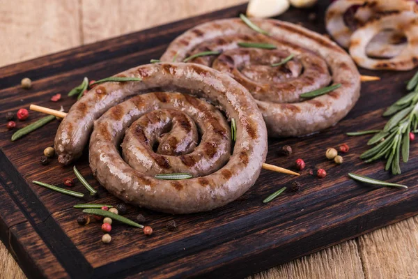 Gegrilde worstjes op een houten snijplank — Stockfoto