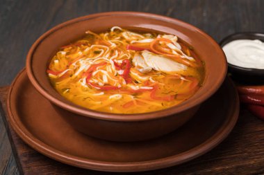 tavuk çorbası erişte ile