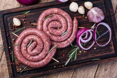 pişmemiş domuz sosisi