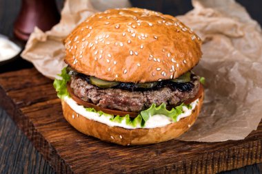 Tahtadaki hamburger.