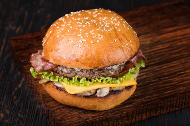 Tahtadaki hamburger.