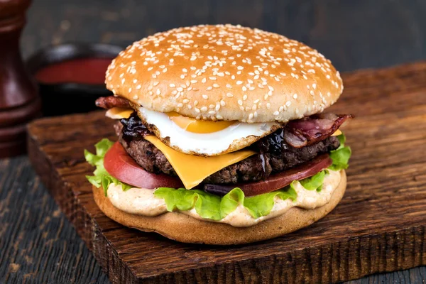 Burger σε ξύλινο πίνακα — Φωτογραφία Αρχείου