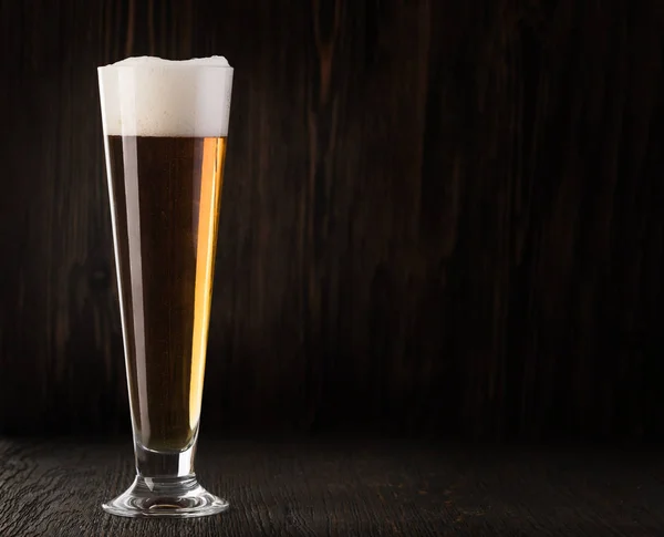Skleněné pivo na dřevěném pozadí — Stock fotografie