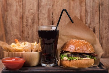 Tahtadaki hamburger.