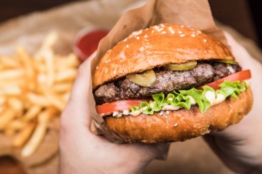 Tahtadaki hamburger.