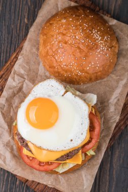 Tahtadaki hamburger.