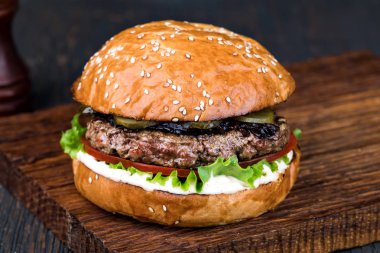 Tahtadaki hamburger.