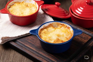 Sosisli ve peynirli güveç.