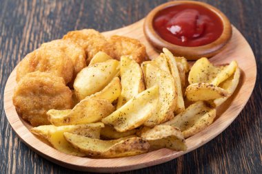 Lezzetli kızarmış nugget ve patates