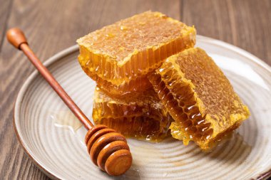 Bal ve bal peteği dilimi