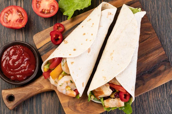 Burrito with vegetables and tortilla — Stock Photo, Image