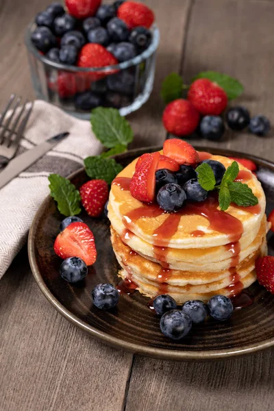 Pannkakor med färska bär — Stockfoto