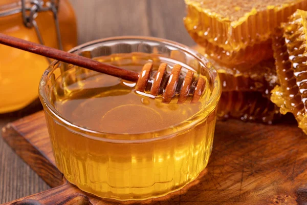 Кусочек меда и соты — стоковое фото