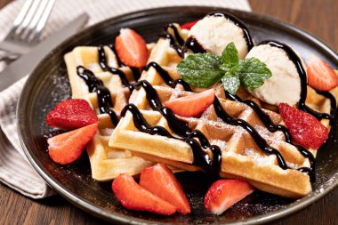 Çilekli Viyana waffleları