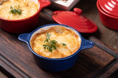 Sosisli ve peynirli güveç.