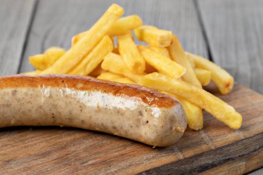 Alman sosisi ve patates kızartması.