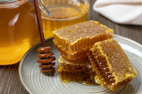 Rebanada de miel y panal —  Fotos de Stock