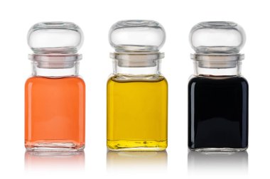 Bir şişe zeytinyağı ve sirke.