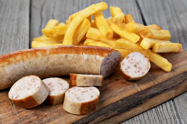 Alman sosisi ve patates kızartması.