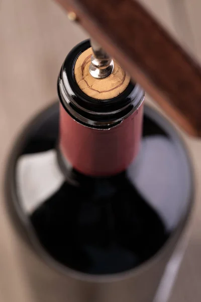 Sacacorchos y botella de vino —  Fotos de Stock