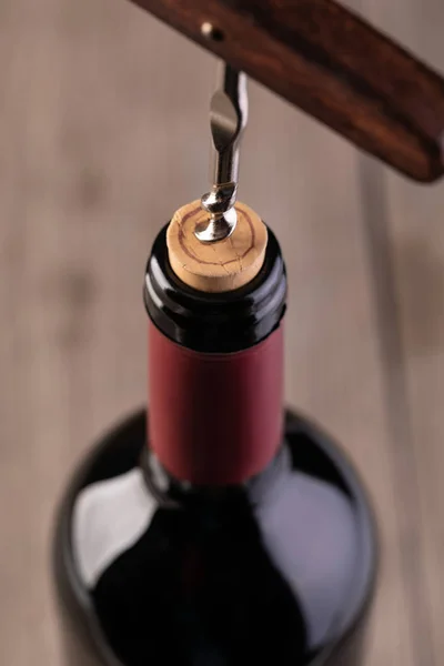 Cavatappi e bottiglia di vino — Foto Stock
