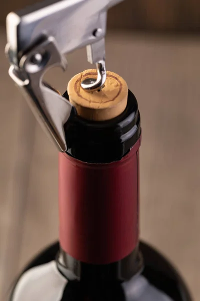 Корковець і пляшка вина — стокове фото