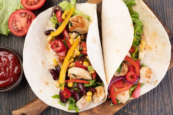 Burrito com legumes e tortilla — Fotografia de Stock