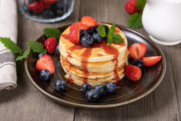 Pannkakor med färska bär — Stockfoto