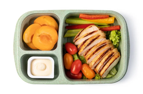 Scatola da pranzo con cibo delizioso su sfondo bianco — Foto Stock