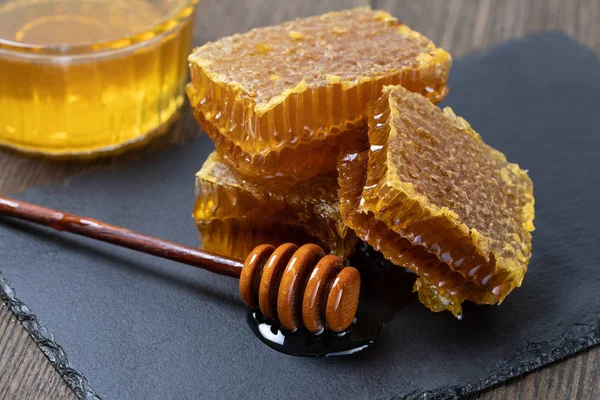 Méz és méhsejt szelet — Stock Fotó
