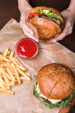 Tahtadaki hamburger.