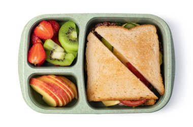 Beslenme çantasında beyaz arka planda lezzetli yiyecekler var.