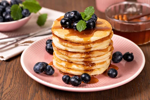 Pannkakor med färska bär — Stockfoto