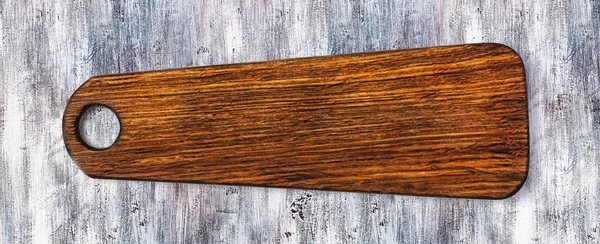 Tábua de corte em uma mesa de madeira — Fotografia de Stock