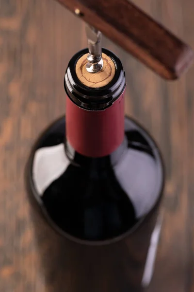 Sacacorchos y botella de vino — Foto de Stock