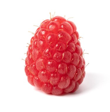 beyaz arkaplanda olgun ahududu