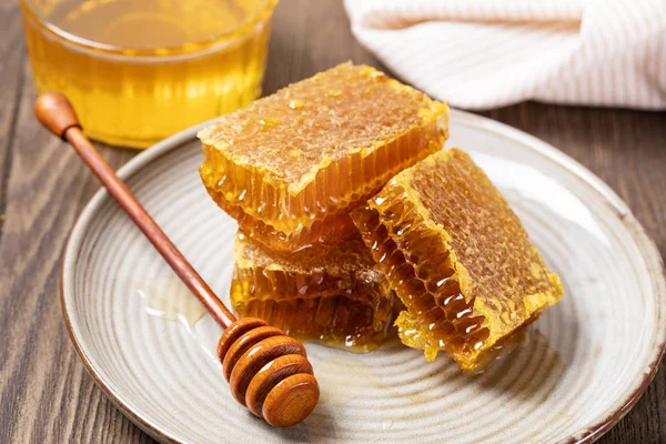 Honing en honingraatschijfje — Stockfoto