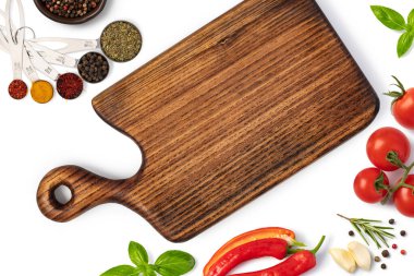 Kesme tahtası ve yemek malzemeleri ile kompozisyon