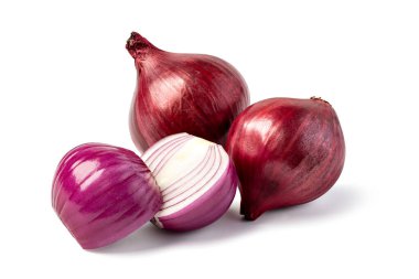 Beyaz arkaplanda kırmızı soğan