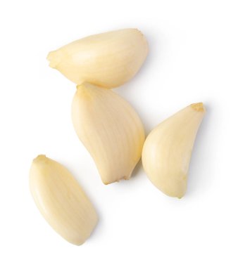 Beyaz arka planda taze sarımsak