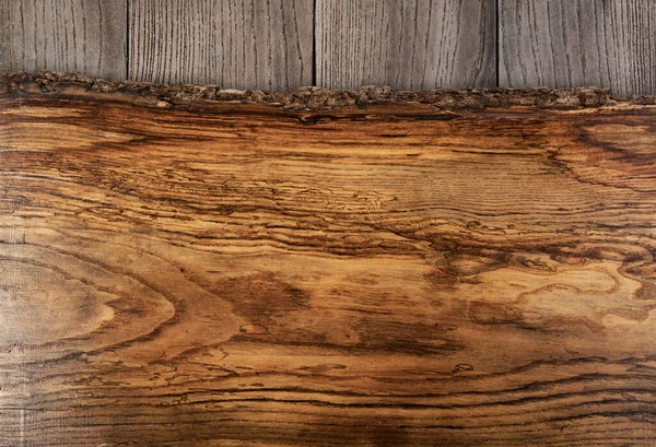 Deska do krojenia na drewnianym stołem — Zdjęcie stockowe