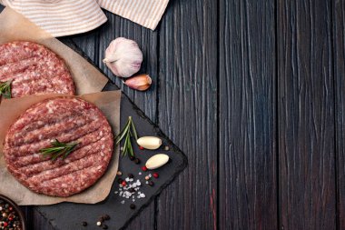 Ham zemin sığır eti hamburger biftek pirzola ahşap arka plan üzerinde