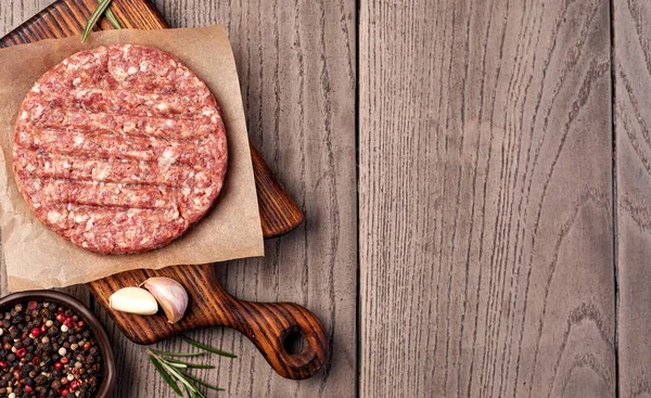 Ham Zemin Sığır Eti Hamburger Biftek Pirzola Ahşap Arka Plan — Stok fotoğraf