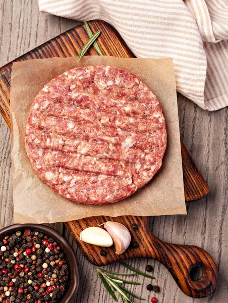 Ruwe Grond Rundvlees Vlees Hamburger Steak Schnitzels Houten Achtergrond — Stockfoto