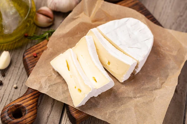 Queso Brie Sobre Fondo Madera — Foto de Stock